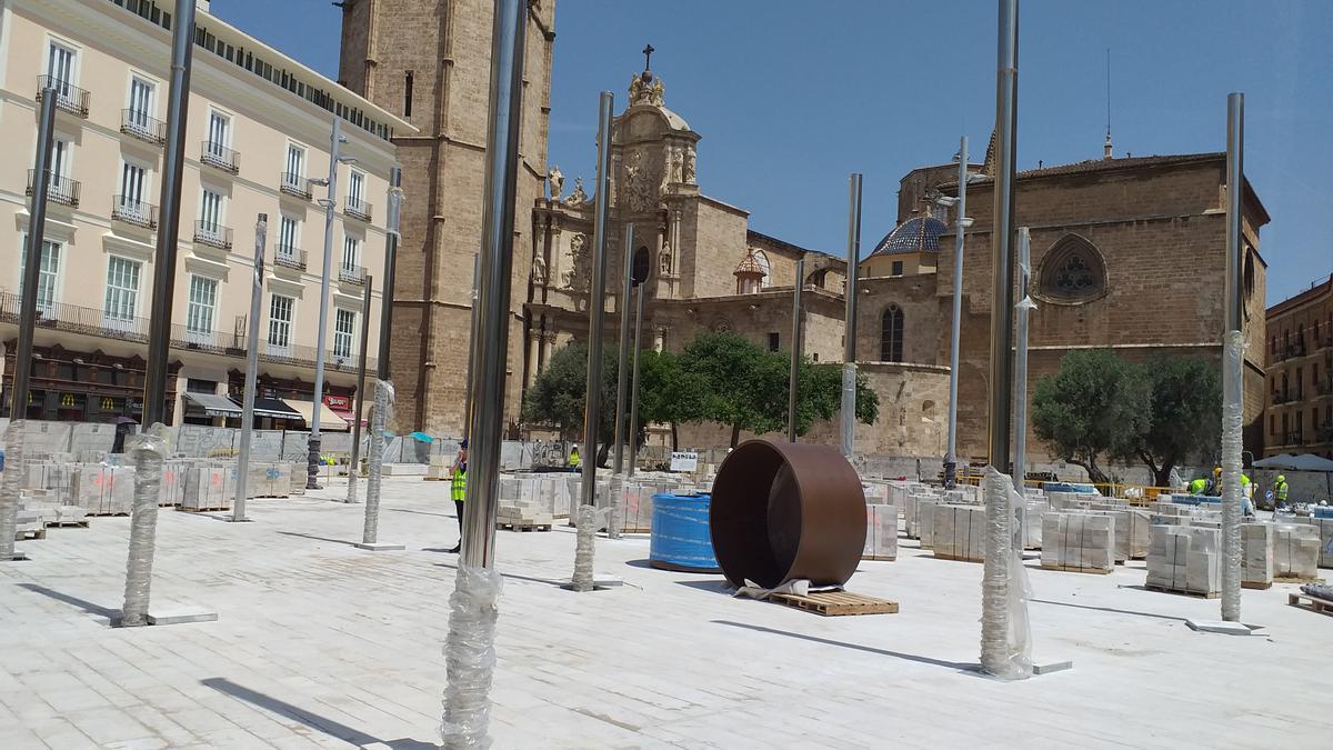 Vista de la fachada de la Catedral y del Micalet,  desde la plaza de la Reina.