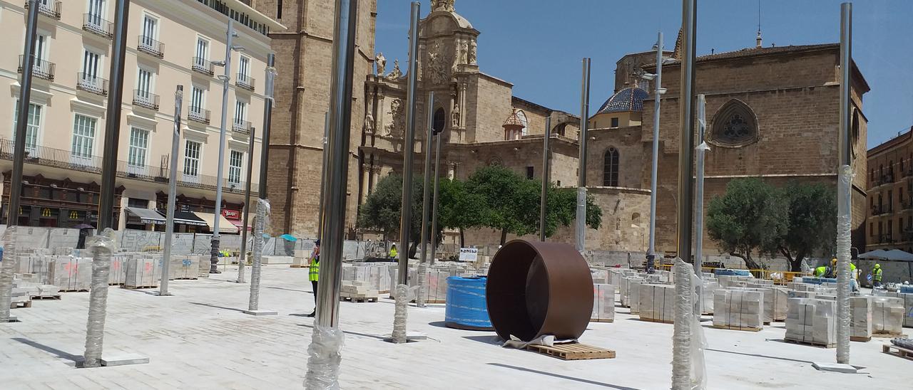 Vista de la façana de la catedral i del Micalet, des de la plaça de la Reina.