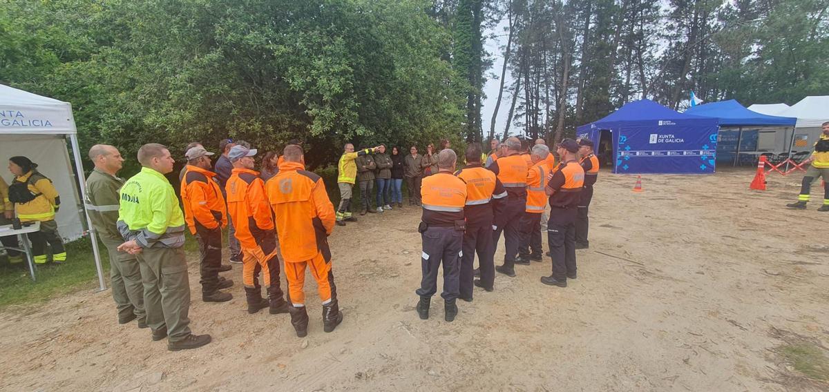 Despliegue por un simulacro de incendio en Chan da Arquiña realizado en junio de 2025.