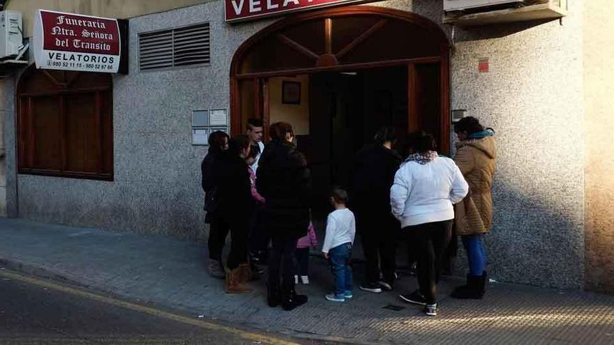 Familiares del fallecido, vecino de Zamora, a las puertas del velatorio.