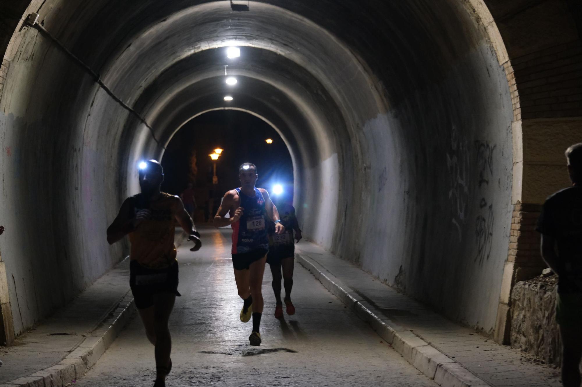 La carrera nocturna Mlk Trail & Tahermo llena de corredores el entorno de Gibralfaro