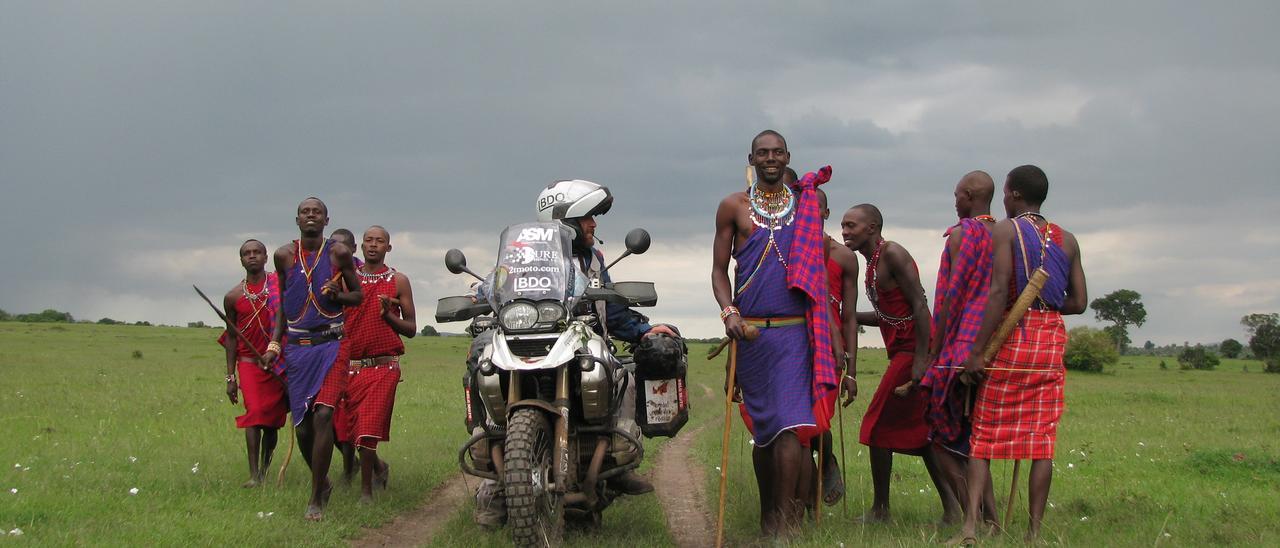 Miquel Silvestre, escoltado en moto por los masai