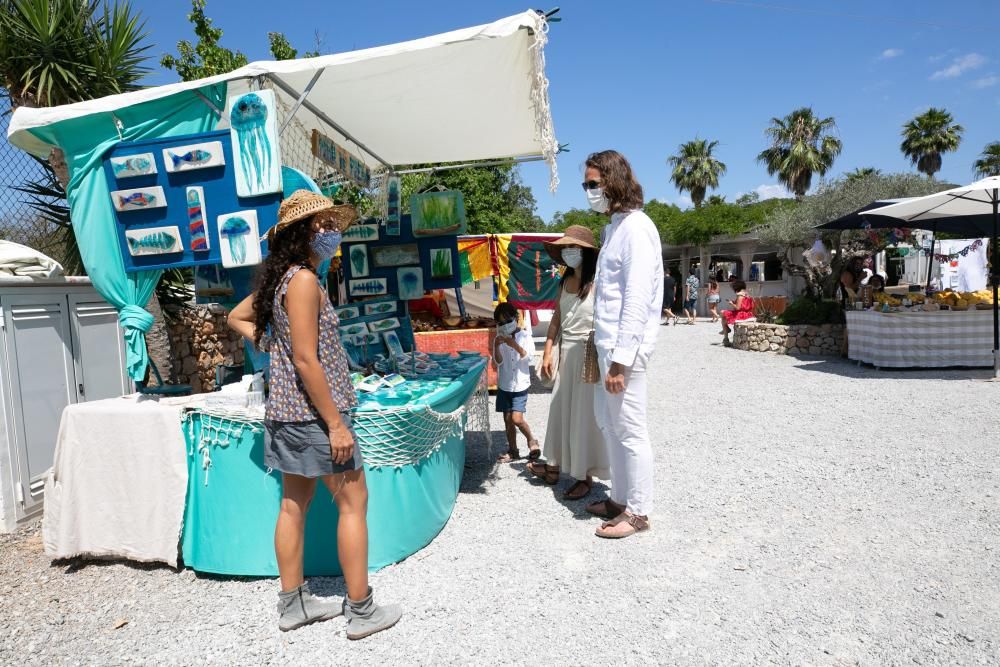 El popular mercadillo hippy de Sant Carles reabre sus puertas adaptado a todas las medidas sanitarias por el coronavirus