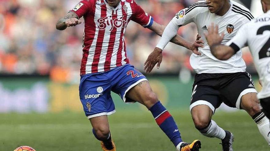 Sanabria, del Sporting, pelea un balón con Barbosa. // Manuel Bruque