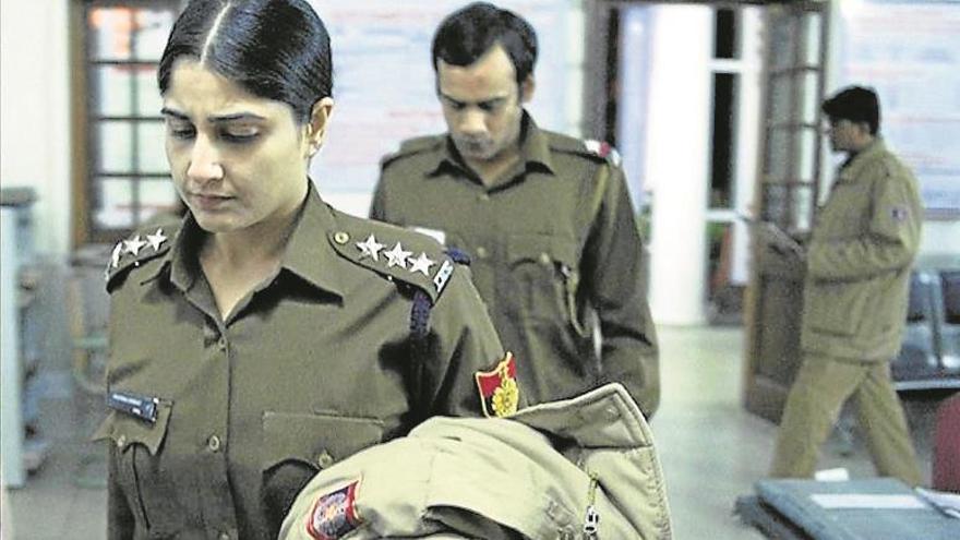 Mujer y policía en Nueva Deli