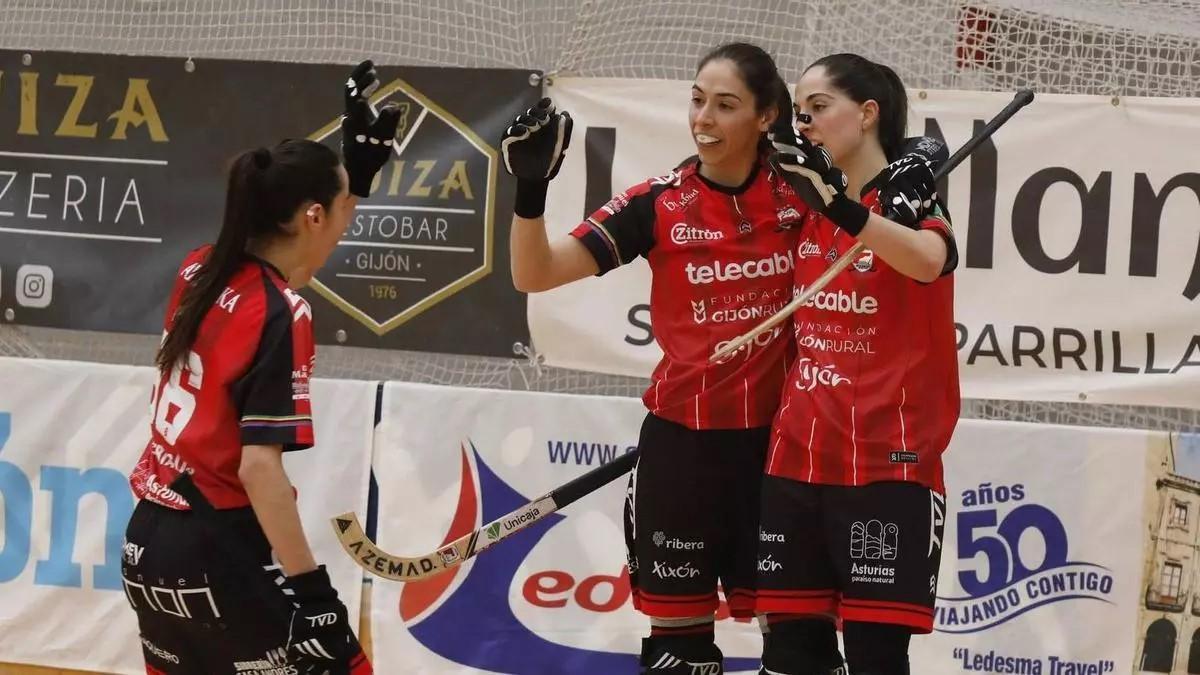 Marta Piquero, en el centro, celebra un gol del Telecable con Nuria Almeida y Ainara Anido.