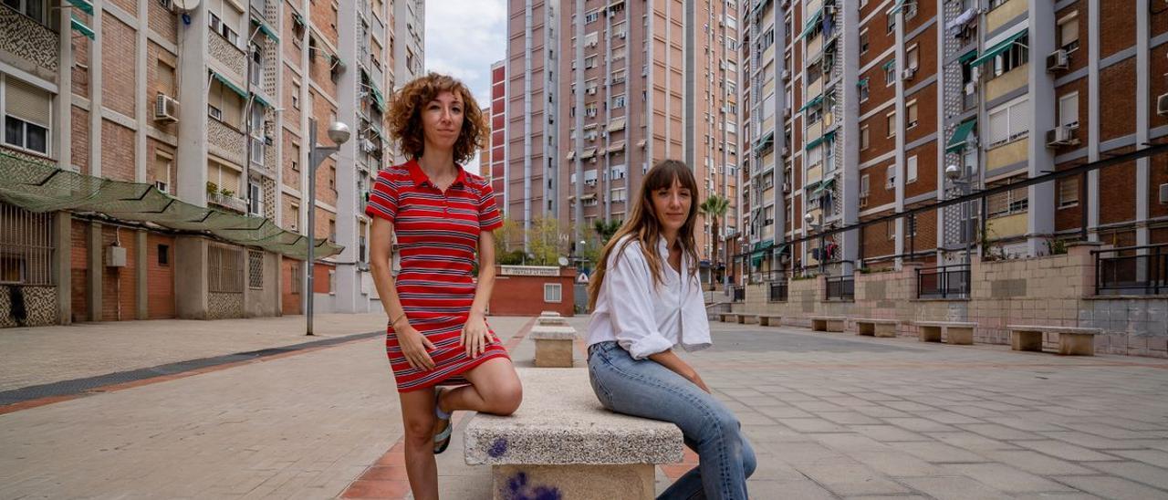 Carol y Marina Rodríguez, directora y guionista de la película ’Chavalas’, posan en una plaza del barrio Sant Idelfons de Cornellà de Llobregat.