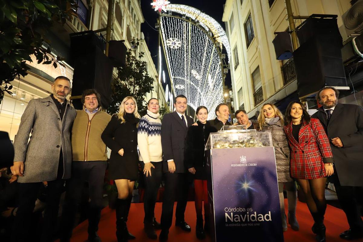 Bellido, junto a la niña Lola y miembros de su equipo de gobierno, tras el encendido de las luces de Navidad 2023.