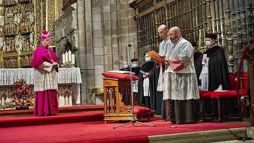 Los dos nuevos canónigos en la Catedral.