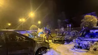 Un incendio calcina por completo cinco vehículos en un aparcamiento en superficie de Leganés