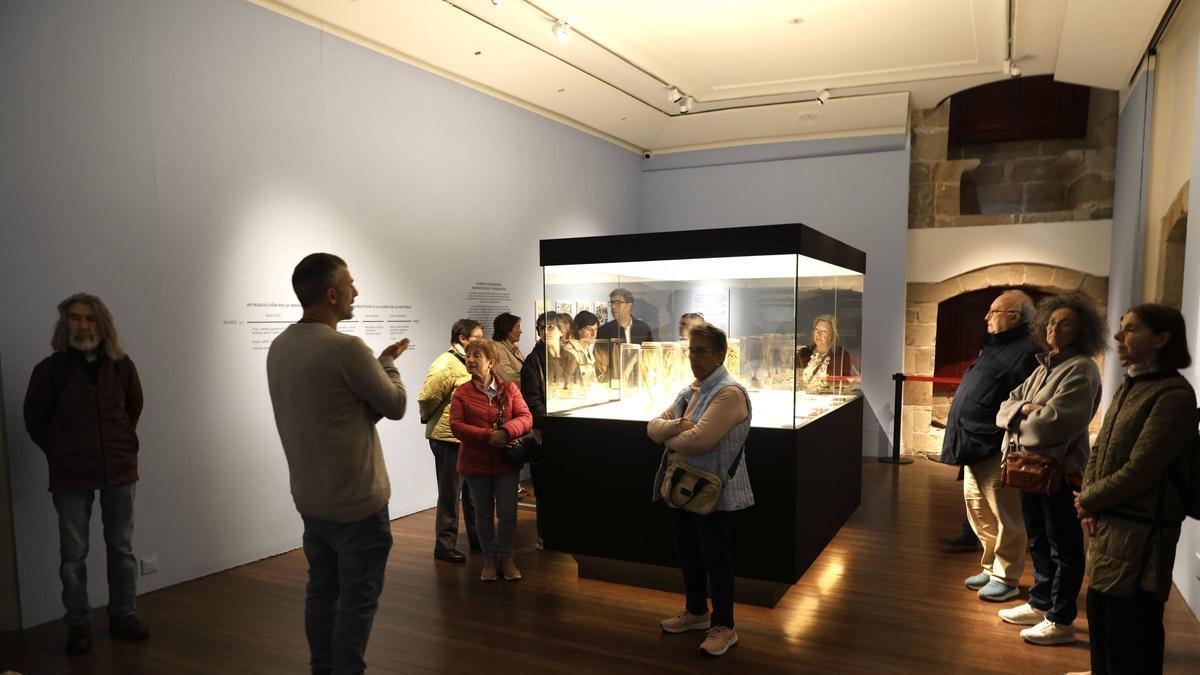 Un instante de la visita guiada a la exposición "Convivium" este lunes, en el Palacio de Revillagigedo.