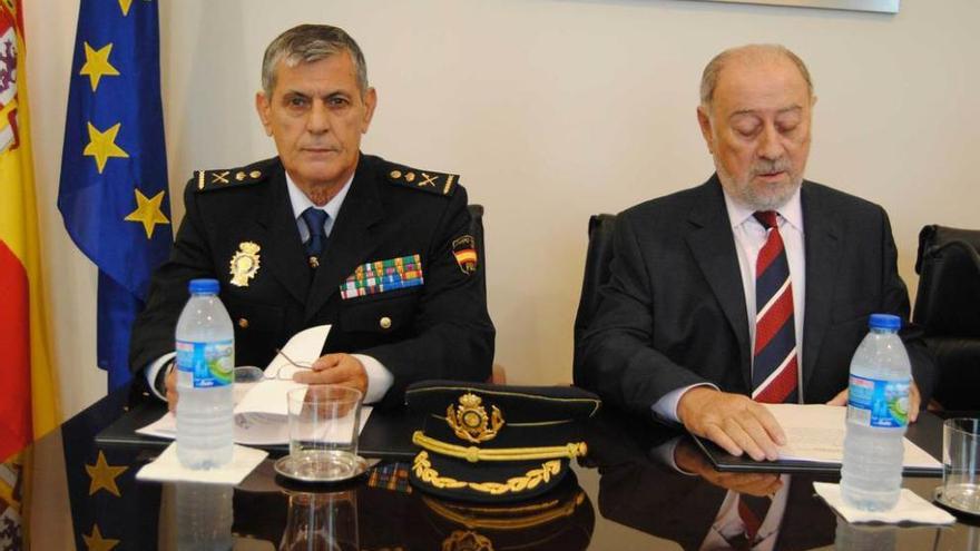 Ignacio José Díaz y Gabino de Lorenzo, ayer, en la sede de la Delegación del Gobierno.