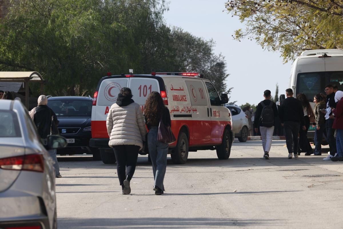 Una ambulància trasllada els ferits de l'atac israelí a la Universitat de Birzeit el passat 6 de gener