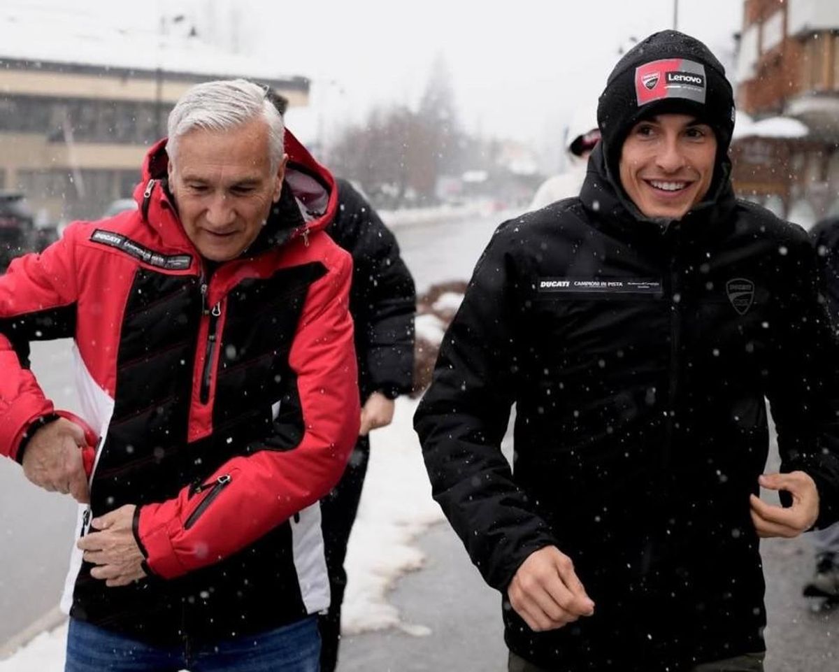 David Tardozzi, jefe de Ducati Corse, junto a Marc Márquez, hoy, en Madonna di Campiglio.