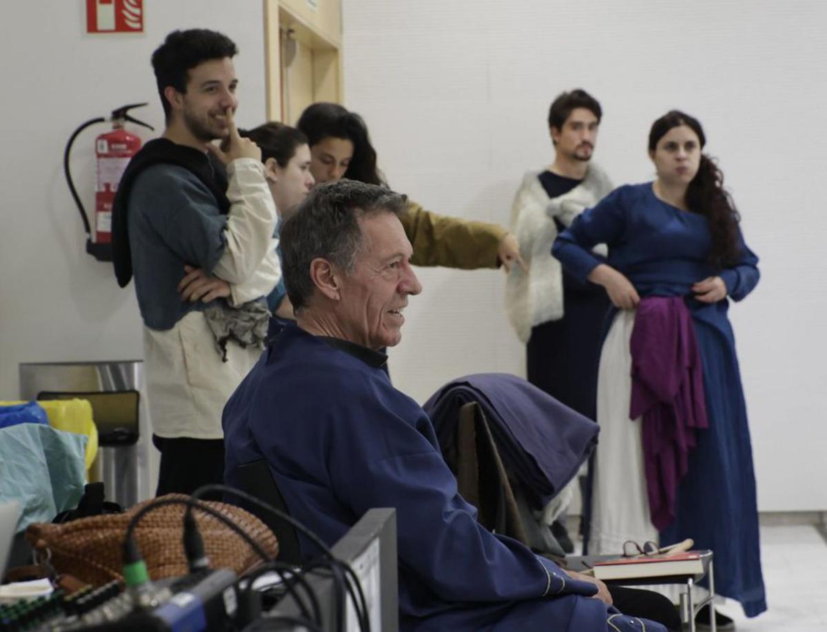 A la izquierda, en primer término, Ramón Langa, junto a otros actores y actrices, durante uno de los descansos.  A la derecha, un momento de los ensayos. | David Cabo