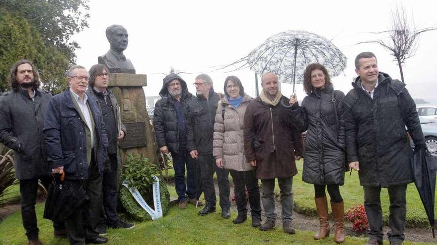 Un momento del homenaje ante el busto de Castelao, en el Paseo da Ribeira (Rianxo). // Xoán Álvarez