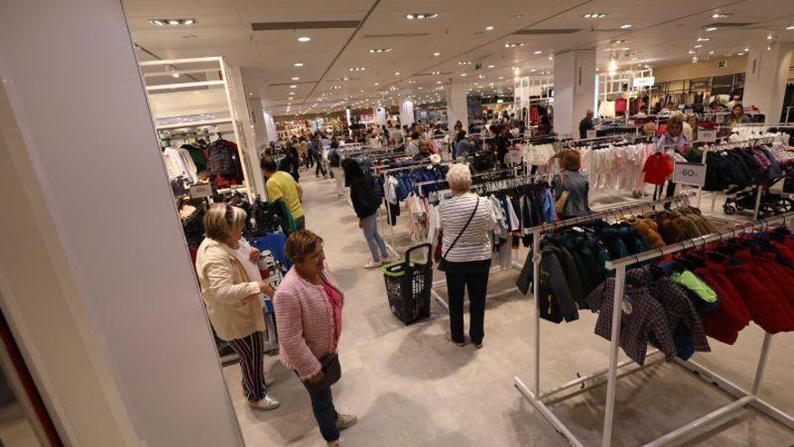 Los clientes 'toman' el nuevo 'outlet' de El Corte Inglés de Grancasa