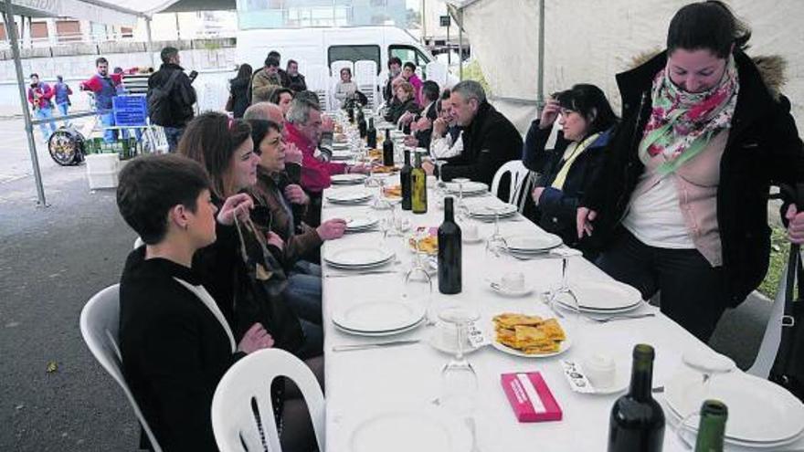 Asistentes al Xantar da Amizade que se celebró este domingo en A Tafona.  // Noé Parga