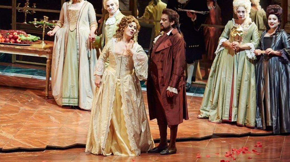 Csilla Boross (Maddalena) i Marcelo Álvarez (Andrea Chénier), en l’òpera ’Andrea Chénier’, d’Umberto Giordano, al Festival Castell de Peralada, el 26 de juliol.