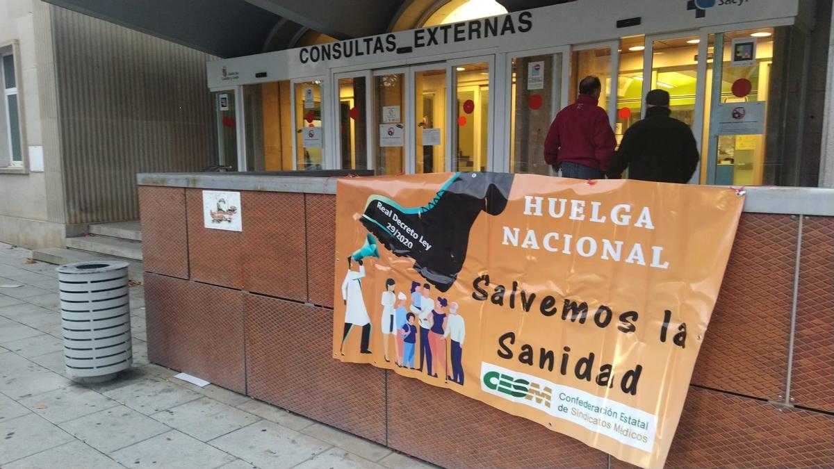 Una pancarta reivindicativa de la huelga de médicos.