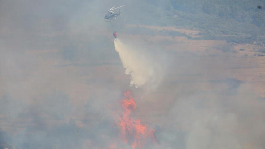 Un helicóptero trabaja en la extinción del incendio en Borrenes (León).