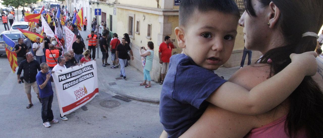 Una madre y su hijo del barrio valenciano de Orriols durante una manifestación de España 2000 en el año 2014.