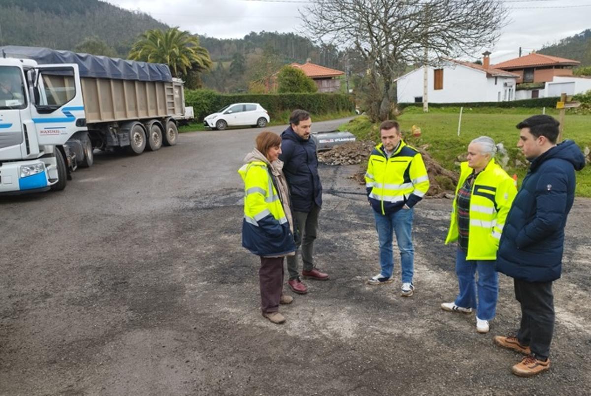 Eva María Pérez, segunda por la derecha, con ediles y técnicos, visitando las obras de Villayo.