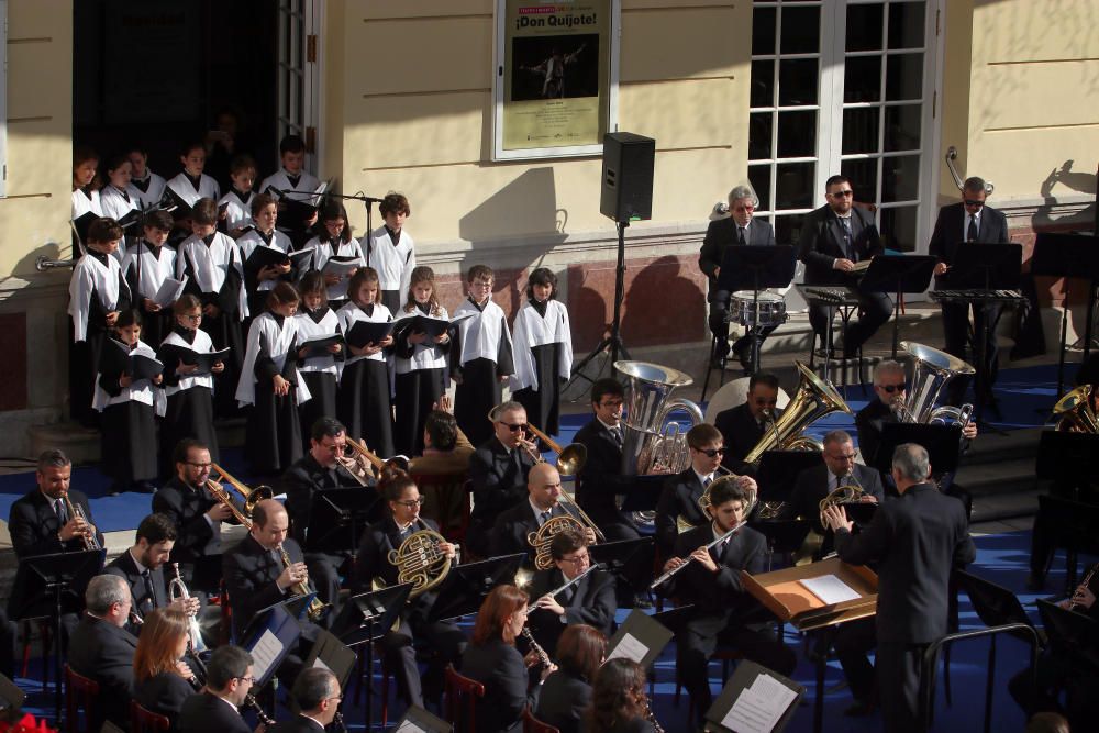 Mil niños de la Fundación Victoria, la Banda Municipal de Málaga y la Escolanía del Corpus Christi ofrecen un concierto navideño frente al teatro malagueño.