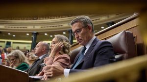 El presidente del PP, Alberto Núñez Feijóo, durante una sesión de control al Gobierno, en el Congreso de los Diputados, a 9 de octubre de 2024, en Madrid (España). Durante la sesión de control, el presidente del Gobierno ha hablado sobre la política migratoria del Ejecutivo y además, algunos grupos parlamentarios como el Partido Popular le han pedido que retire la ley sobre intercambio europeo de antecedentes penales que influye en la condena de los presos de ETA. 09 OCTUBRE 2024 Jesús Hellín / Europa Press 09/10/2024. ALBERTO NÚÑEZ FEIJÓO;Jesús Hellín;category_code_new