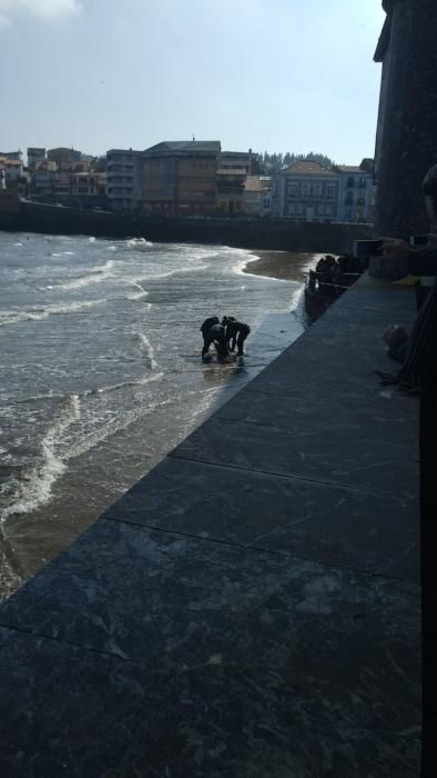 Expectación en Luanco por la aparición de un misterioso fardo en la playa de La Ribera