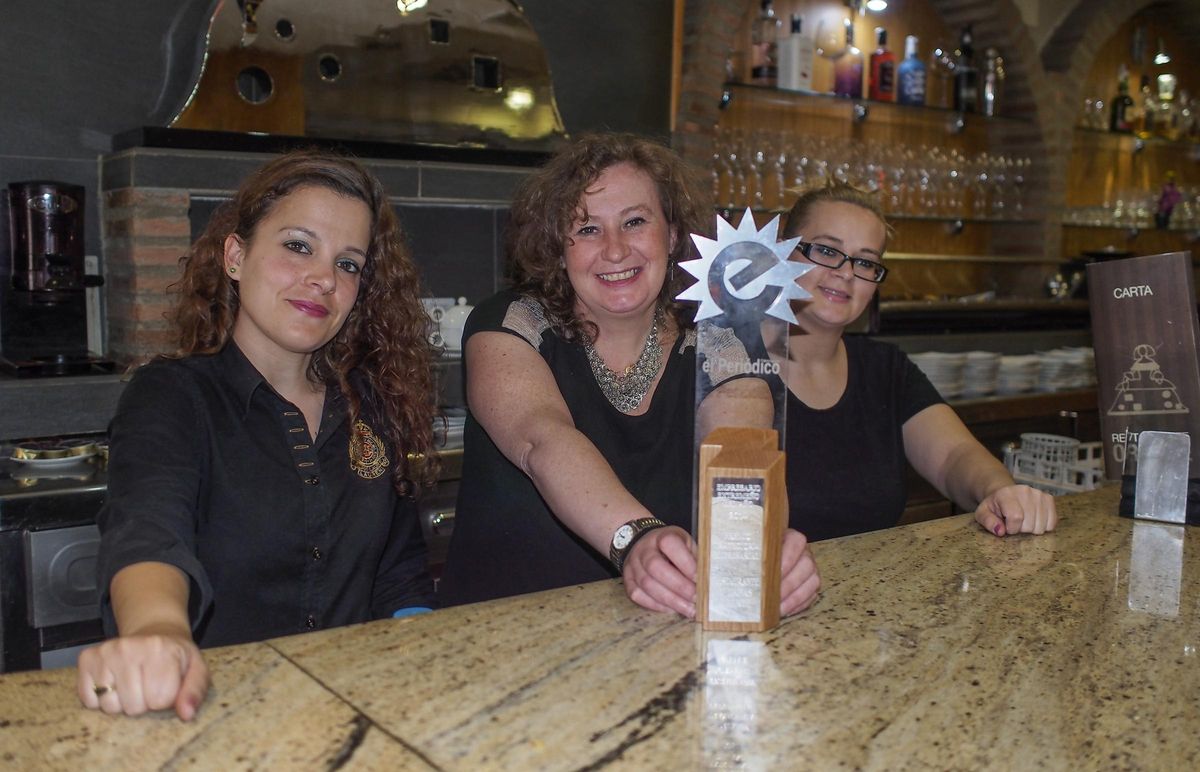 Bar Orense, en 2016, con el premio de El Periódico Extremadura.