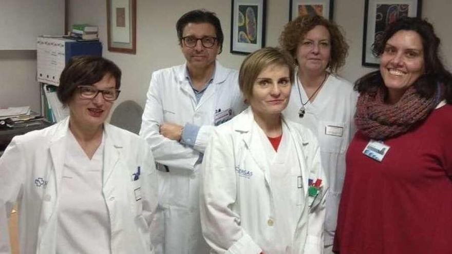 El responsable de la unidad, el doctor Rafael Vázquez, con parte del equipo. // FdV