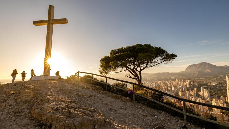 La increíble historia de la Cruz de Benidorm: el símbolo que salvó a la ciudad del &quot;infierno&quot;