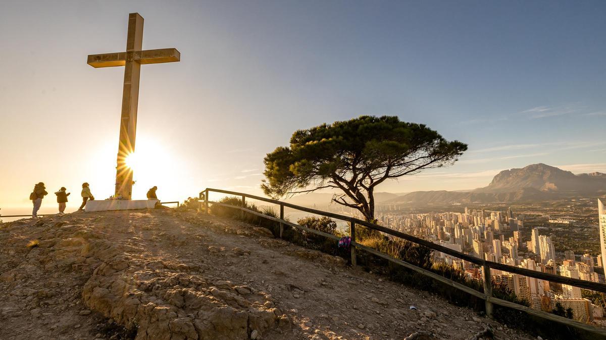 Así nació la Cruz de Benidorm: la historia que pocos recuerdan de la ciudad del turismo.