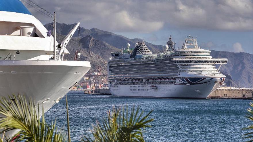 Cruceros en el Puerto de Santa Cruz de Tenerife.