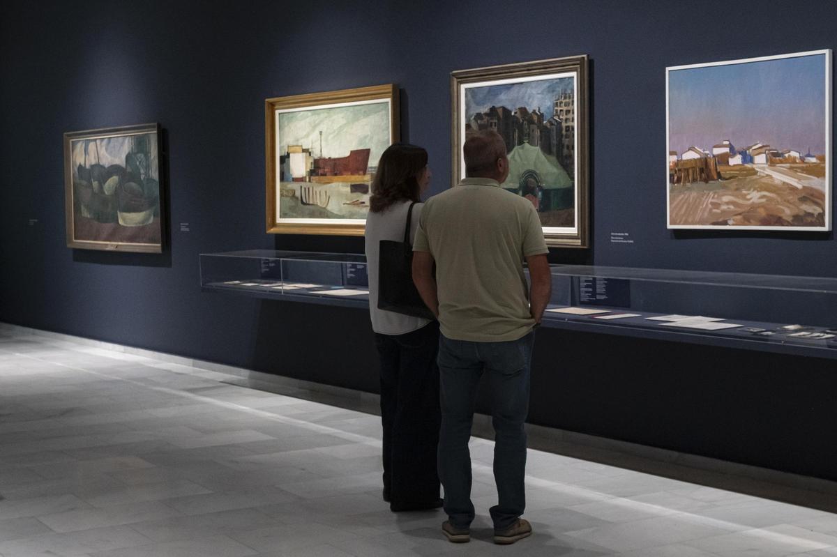 Dos visitantes contemplan obras de la primera etapa del artista