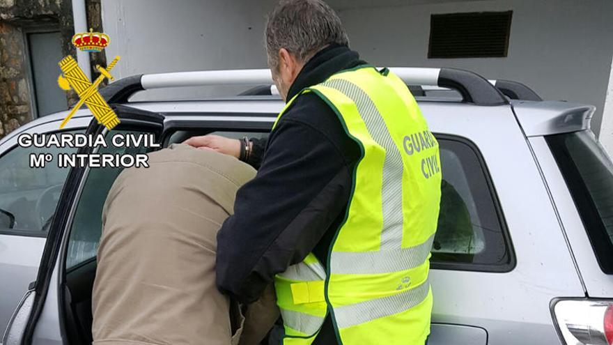 El detenido es introducido en un coche de la Guardia Civil en Vilagarcía