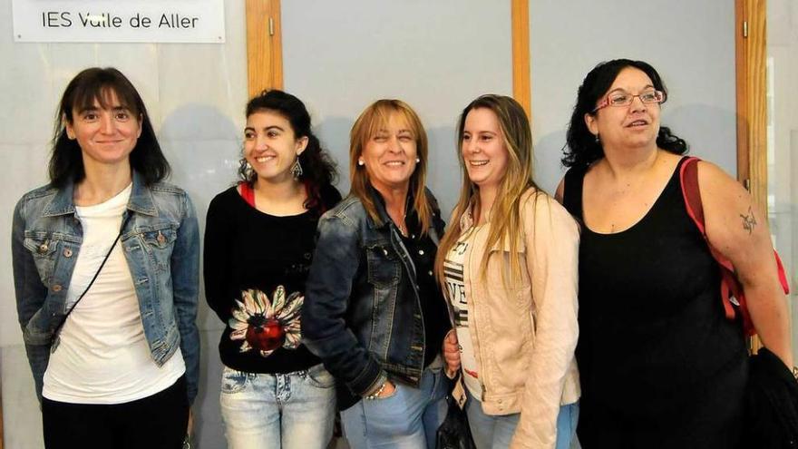 Patricia Pérez, Claudia Laruelo, Alegría Álvarez, Noelia Álvarez y Vanessa Castañón, listas para iniciar el curso.