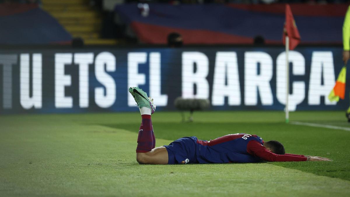 Joao Cancelo de Barcelona se lamenta durante el partido entre Barcelona y Almería en el estadio Olimpic Lluis Companys