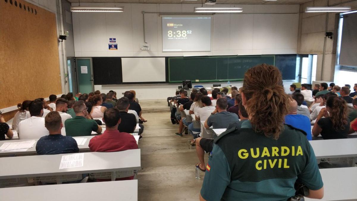 Archivo - Varios opositores participan en una prueba de acceso de la Guardia Civil en 2018