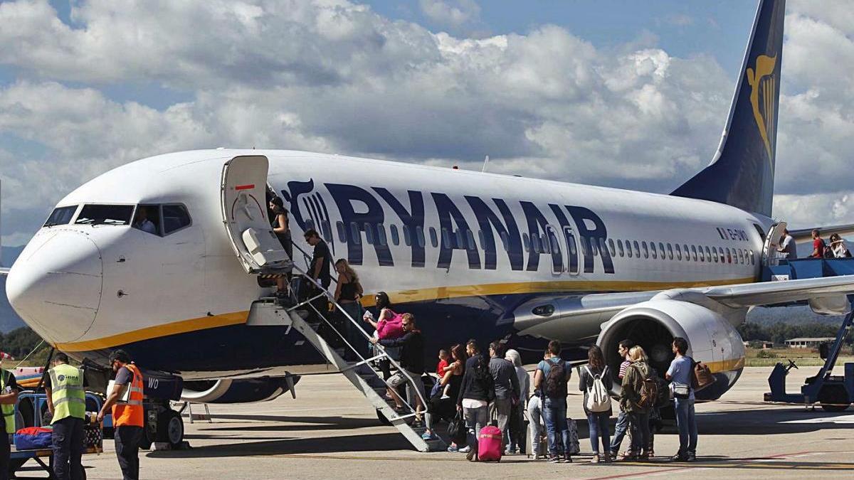 Passatgers embarcant en un avió de Ryanair, en una imatge d&#039;arxiu.