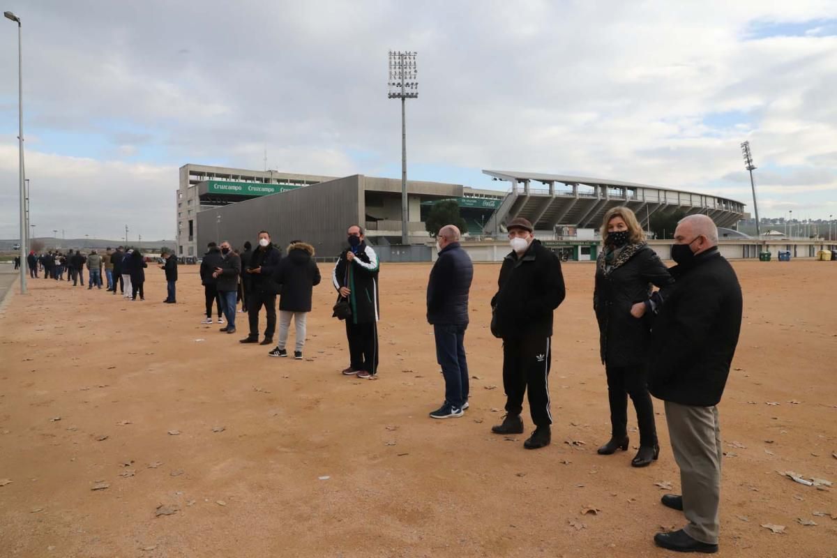 Colas en el estadio de El Arcángel para retirar las entradas del Córdoba CF-Getafe