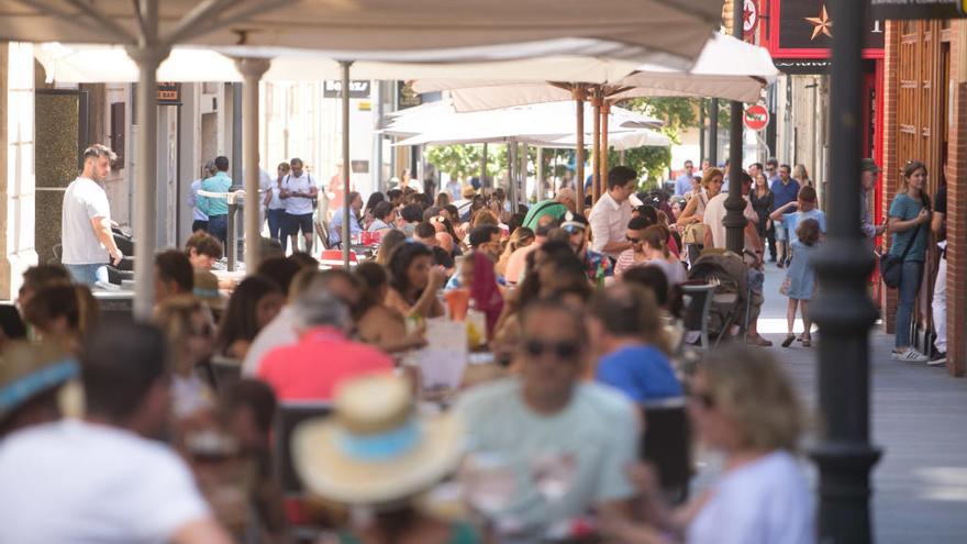 El Síndic urge a tomar medidas por el ruido derivado de la actividad hostelera