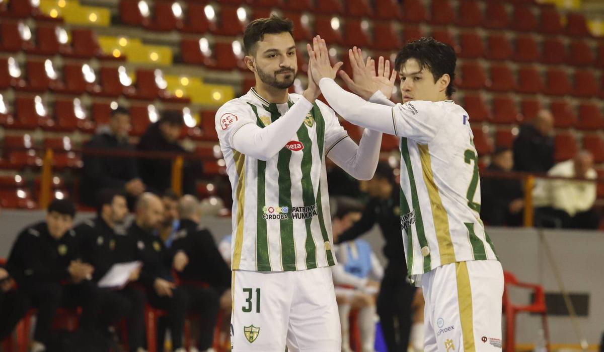 Andrei y Santoro celebran un gol en el partido amistoso disputado en enero ante el Villa del Río FS.