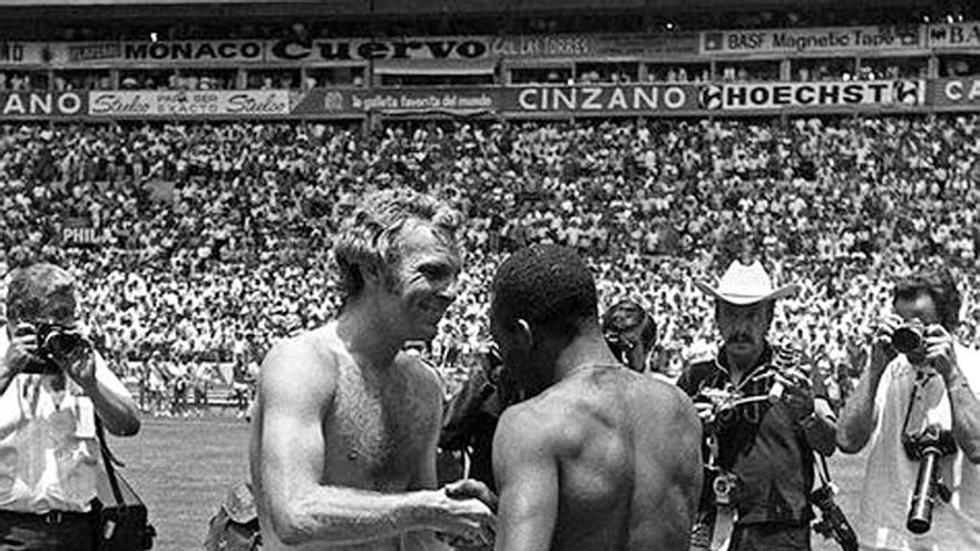 Pelé entrega su camiseta a Moore tras enfrentarse en México.