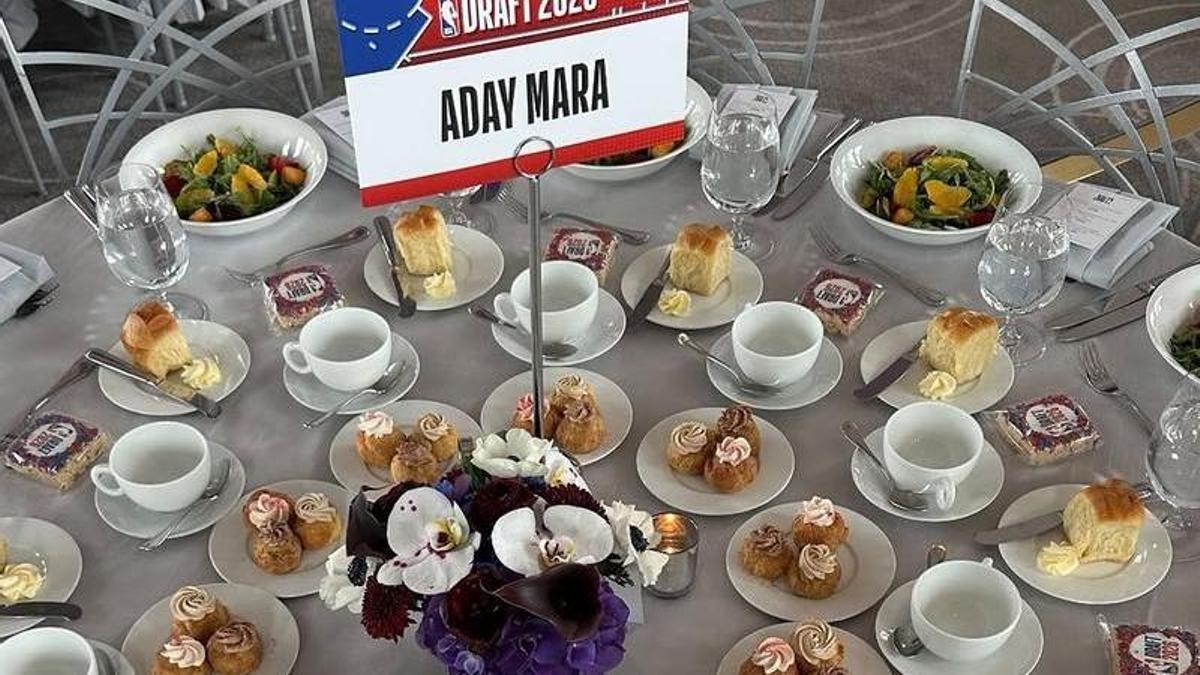 Mesa de Aday Mara en el Draft de la NBA.
