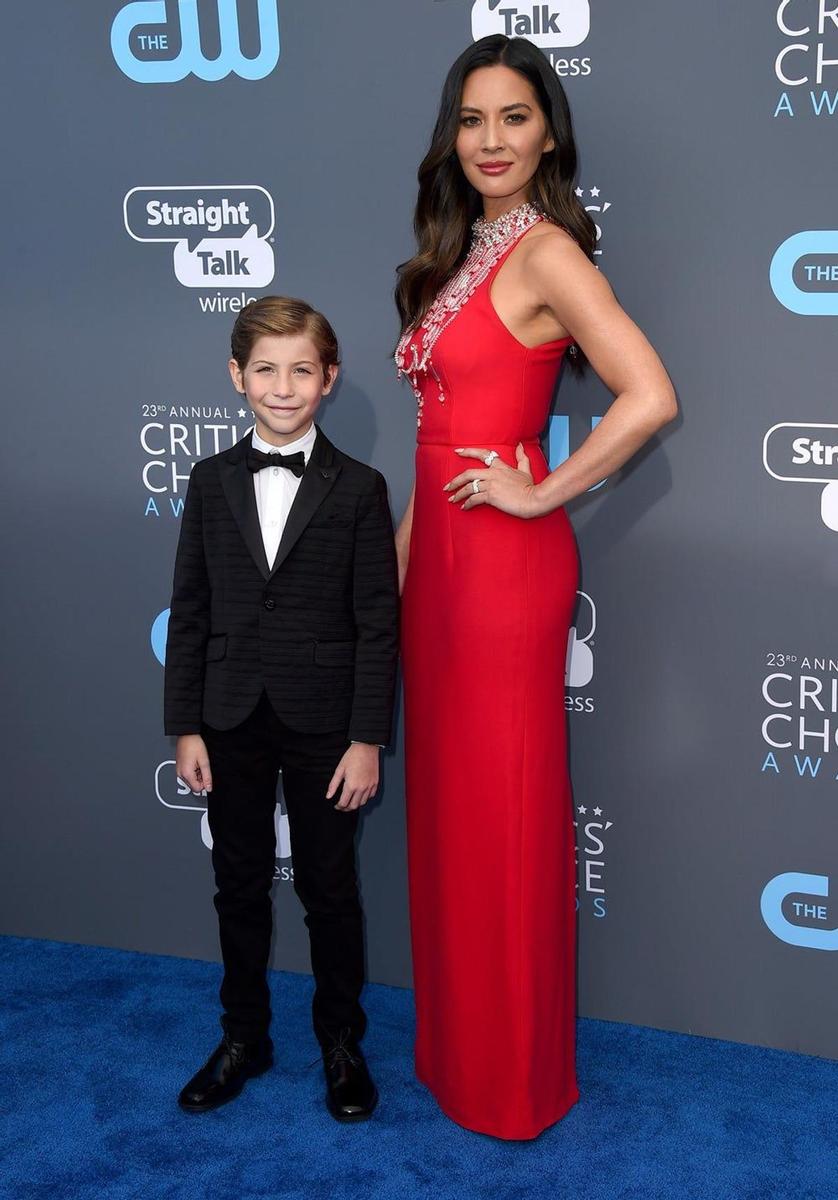 Olivia Munn con vestido rojo a su llegada a los Critics' Choice Awards