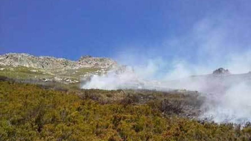 El fuego en el Picu Negrón, en Lena.