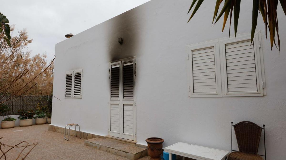 Exterior de la vivienda afectada por el fuego en ses Feixes. | JUAN A. RIERA