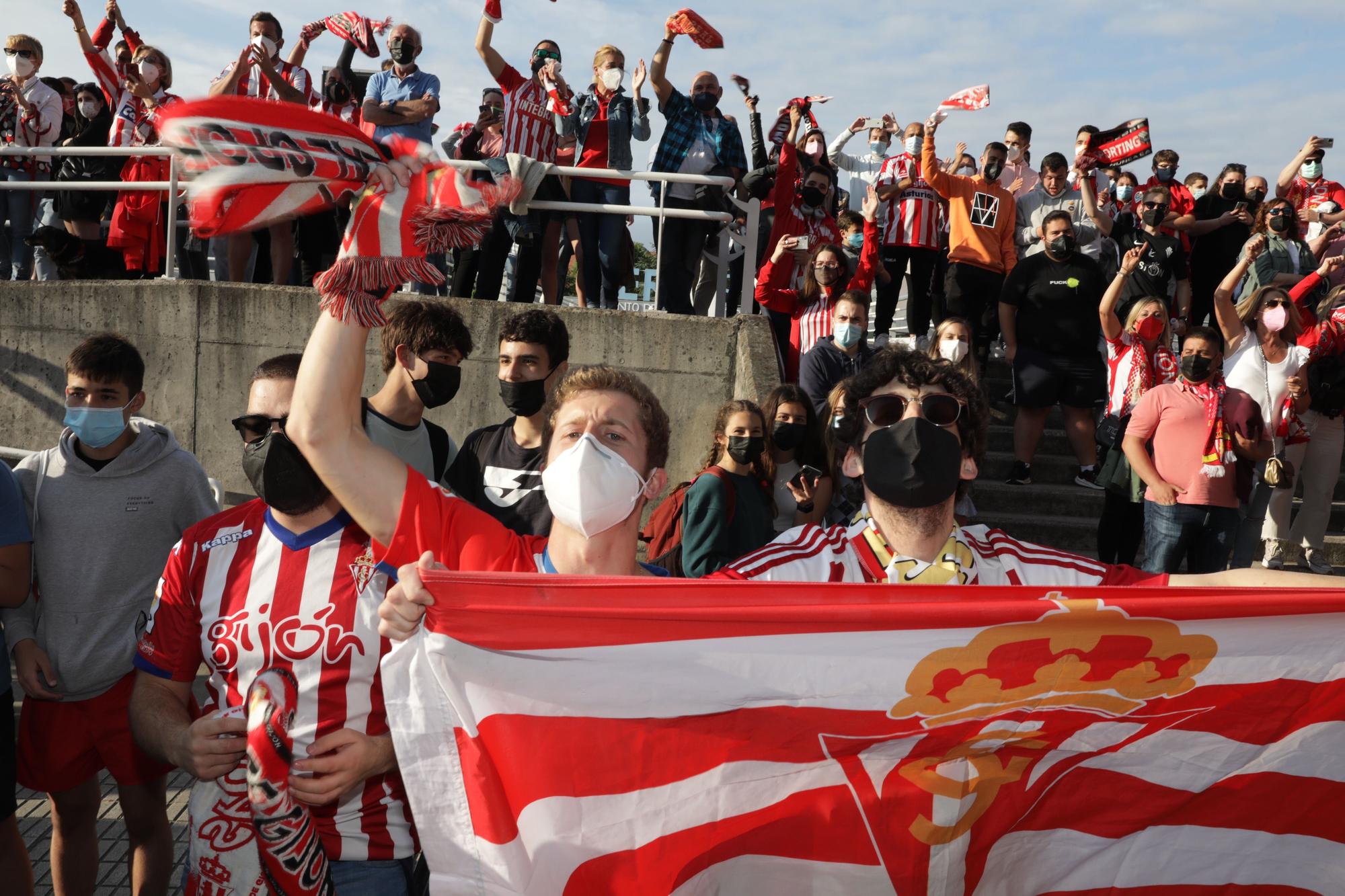 En imágenes: así fue la llegada del Sporting a El Molinón